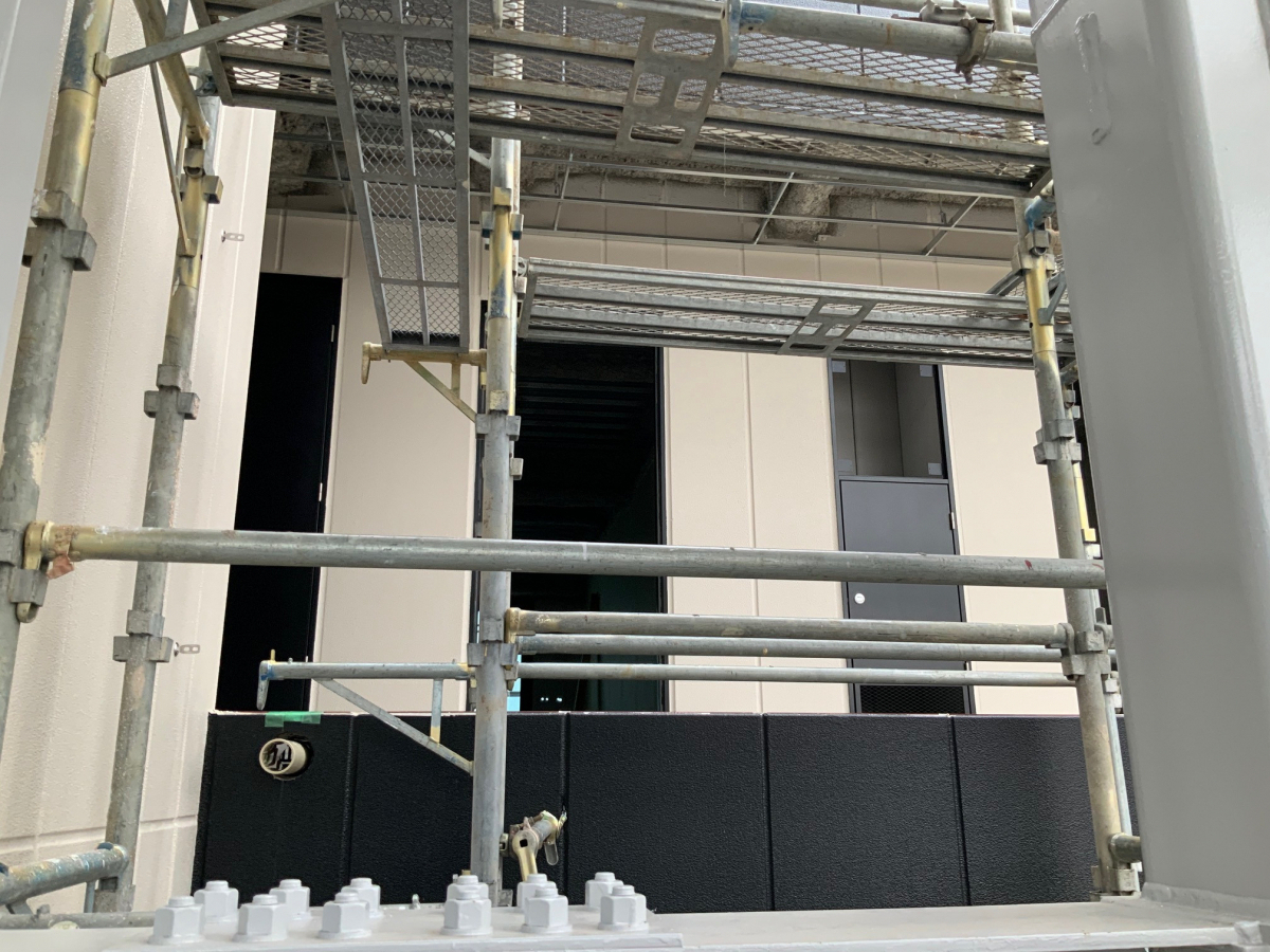 相川スリーエフ 新宿店のマンションの玄関ドアやサッシ工事 マド本舗新宿店の施工前の写真2