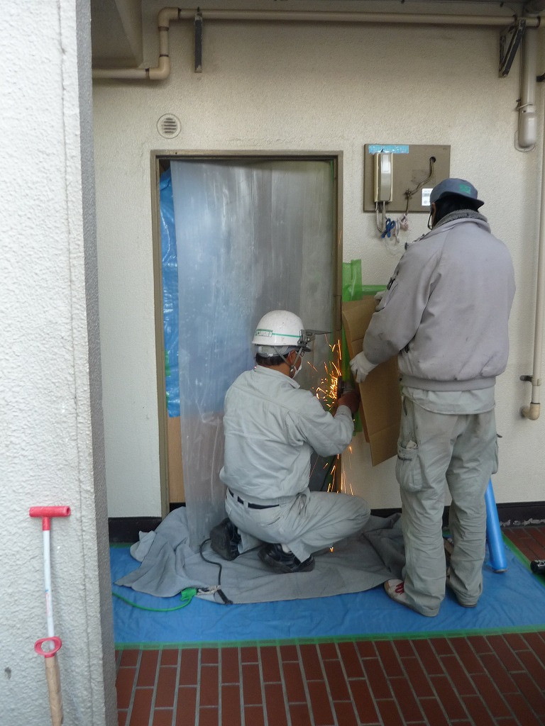 相川スリーエフ 新宿店のマンションの玄関ドアを取り替えました。マド本舗新宿店の施工前の写真2