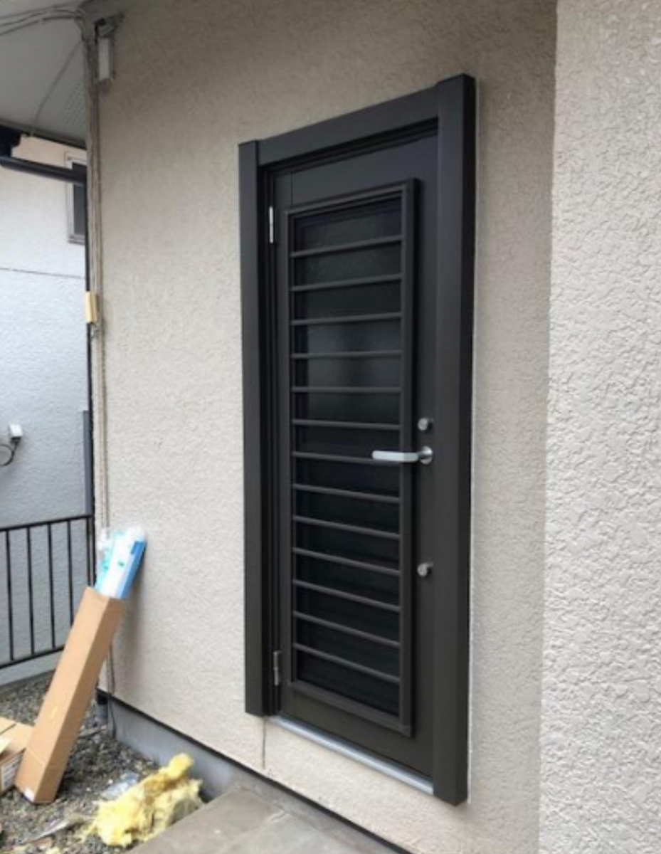 相川スリーエフ 新宿店の勝手口を、暮らしを整える「採風ドア」へ。　マド本舗新宿店の施工後の写真1