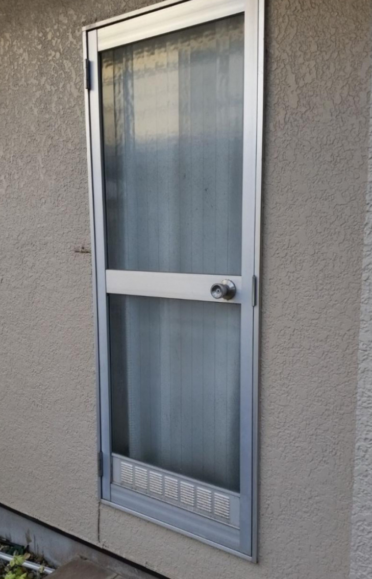 相川スリーエフ 新宿店の勝手口を、暮らしを整える「採風ドア」へ。　マド本舗新宿店の施工前の写真1