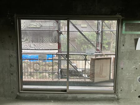 相川スリーエフ 新宿店の目黒区のRC住宅の窓リフォーム　カバー工法でなく、外して付ける工法です。2026年も補助金でます。の施工前の写真2